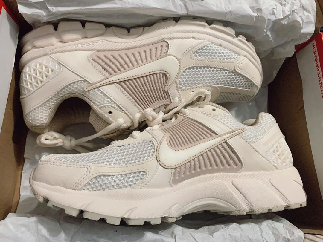 Nike VOMERO 5 beige