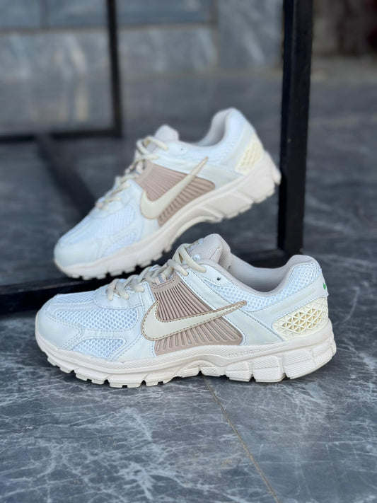 Nike VOMERO 5 beige