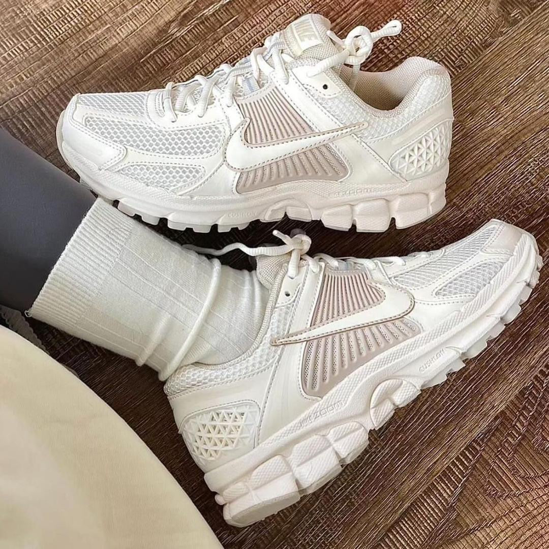 Nike VOMERO 5 beige